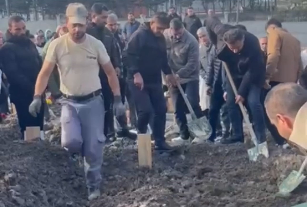 Yurt binasından düşerek hayatını kaybeden üniversite öğrencisi İstanbul’da toprağa verildi 6 yurt binasindan duserek hayatini kaybeden universite ogrencisi istanbulda topraga verildi 2 MKgGHrFv