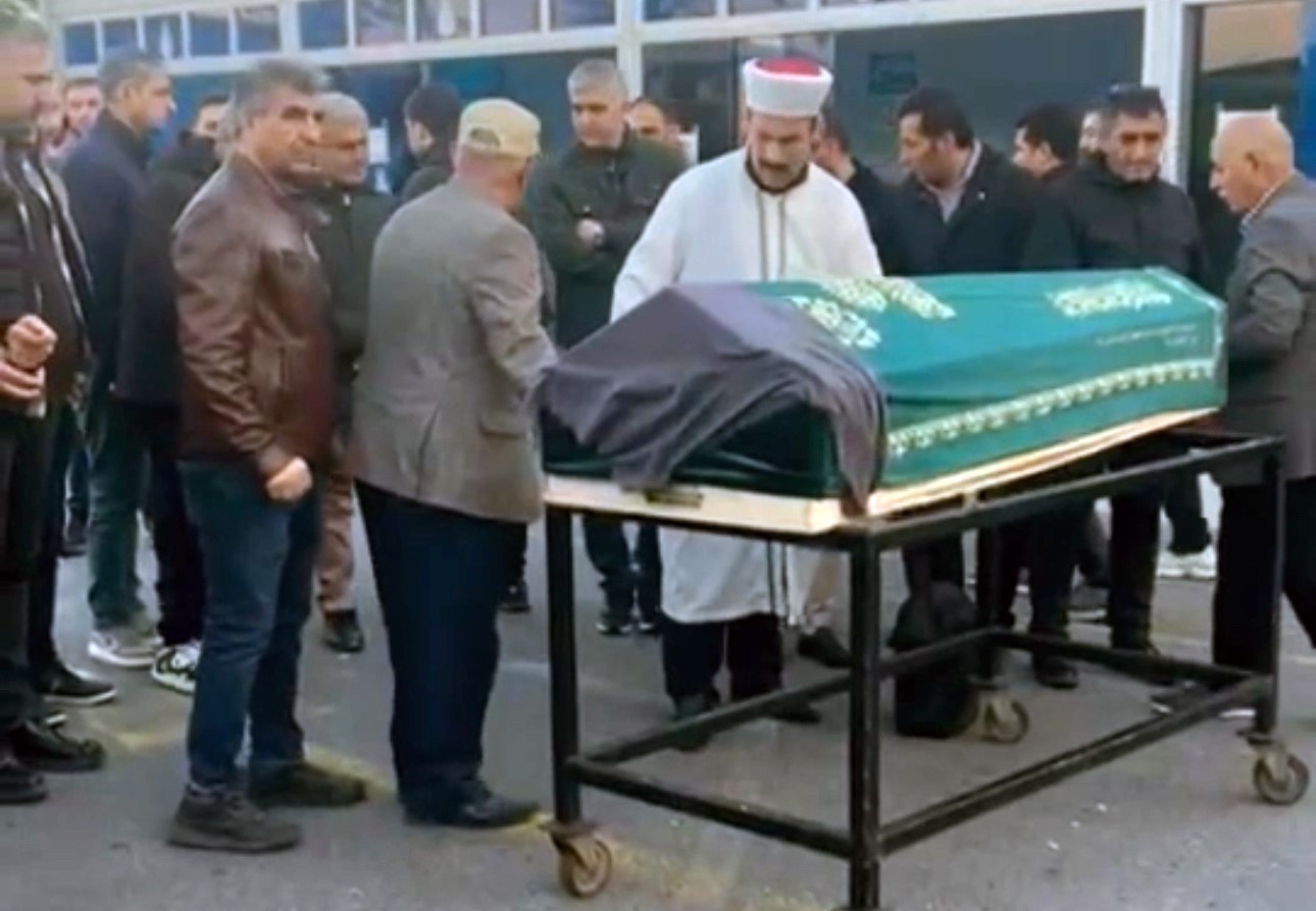 Yurt binasından düşerek hayatını kaybeden üniversite öğrencisi İstanbul’da toprağa verildi 9 yurt binasindan duserek hayatini kaybeden universite ogrencisi istanbulda topraga verildi 5 gmgELQZb