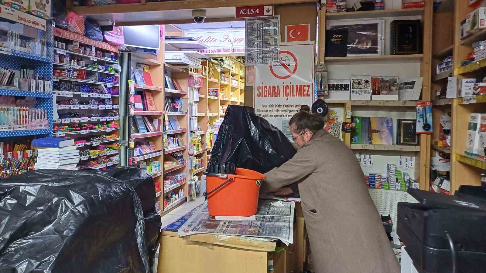 yurt disinda olan katarlinin dairesini basan su 6 esnafi magdur etti 0 wHm4A41N