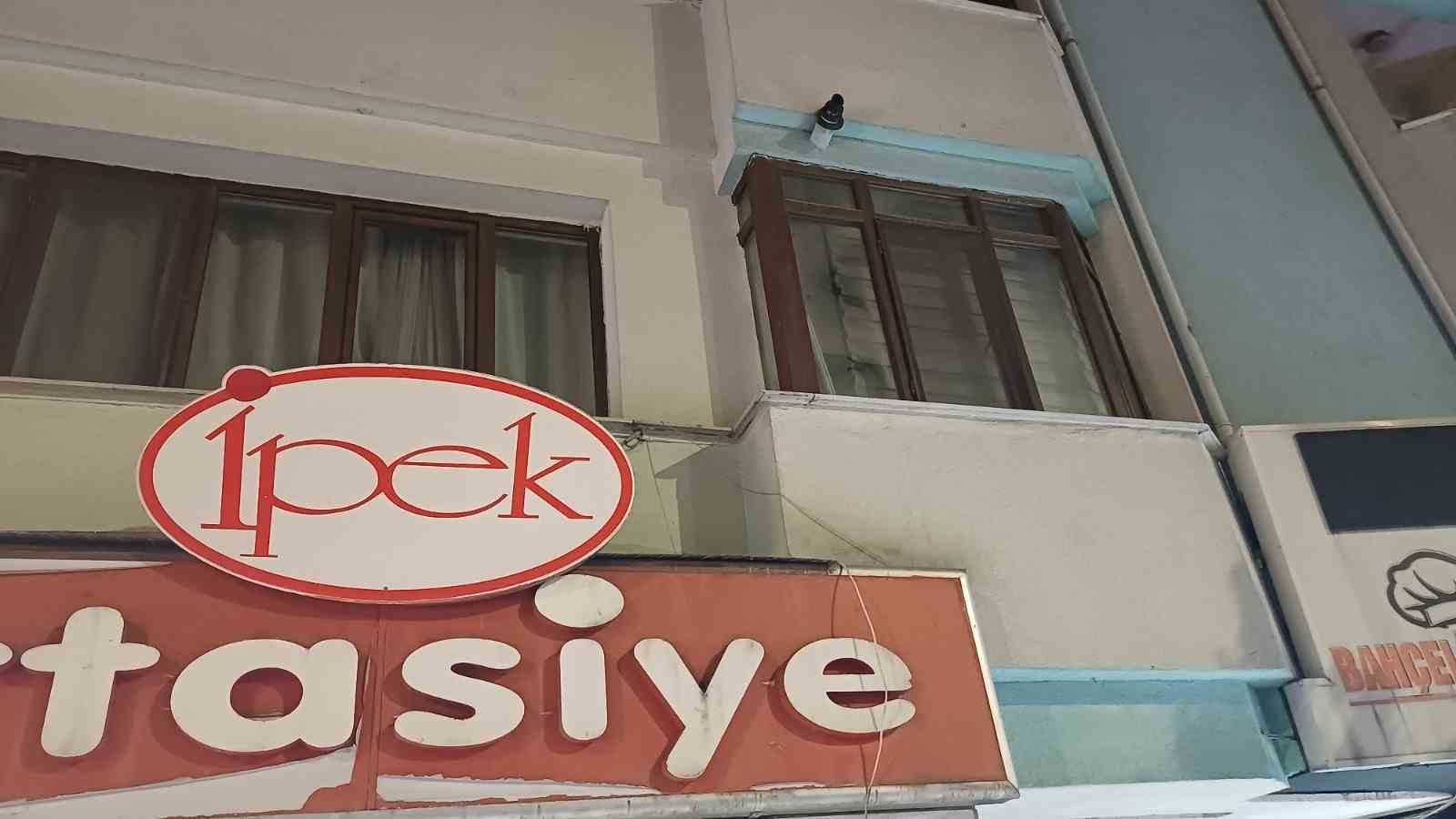 yurt disinda olan katarlinin dairesini basan su 6 esnafi magdur etti 3 7StGg31r
