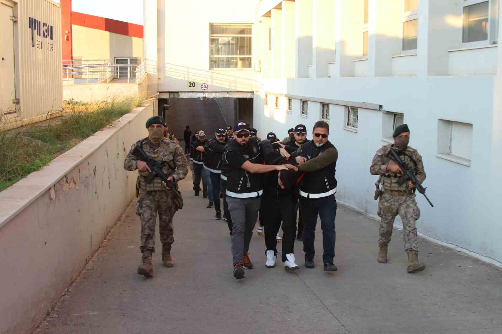 Yurtdışına kaçacaklardı: ‘Bayğaralar’ çetesinin firarileri ve onlara yardım eden 7 şüpheli tutuklandı 4 yurtdisina kacacaklardi baygaralar cetesinin firarileri ve onlara yardim eden 7 supheli tutuklandi 0 AWd1dDXf
