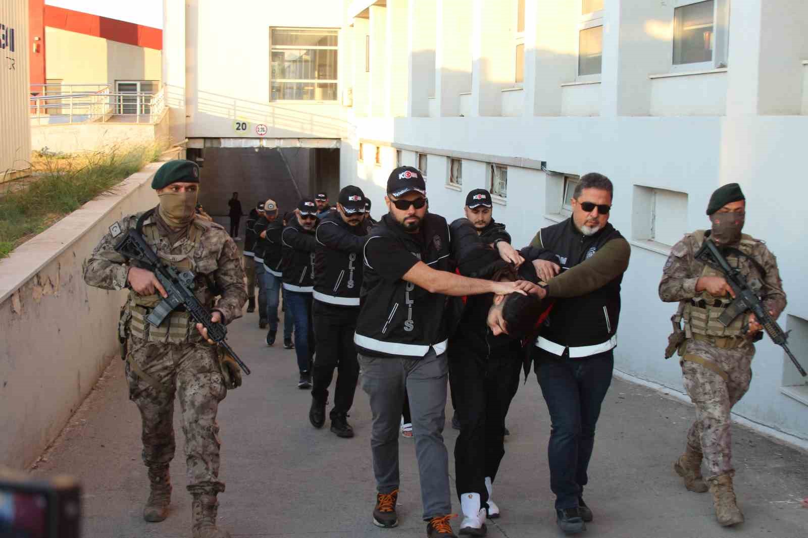 Yurtdışına kaçacaklardı: ‘Bayğaralar’ çetesinin firarileri ve onlara yardım eden 7 şüpheli tutuklandı 5 yurtdisina kacacaklardi baygaralar cetesinin firarileri ve onlara yardim eden 7 supheli tutuklandi 1 HUXKaEGZ