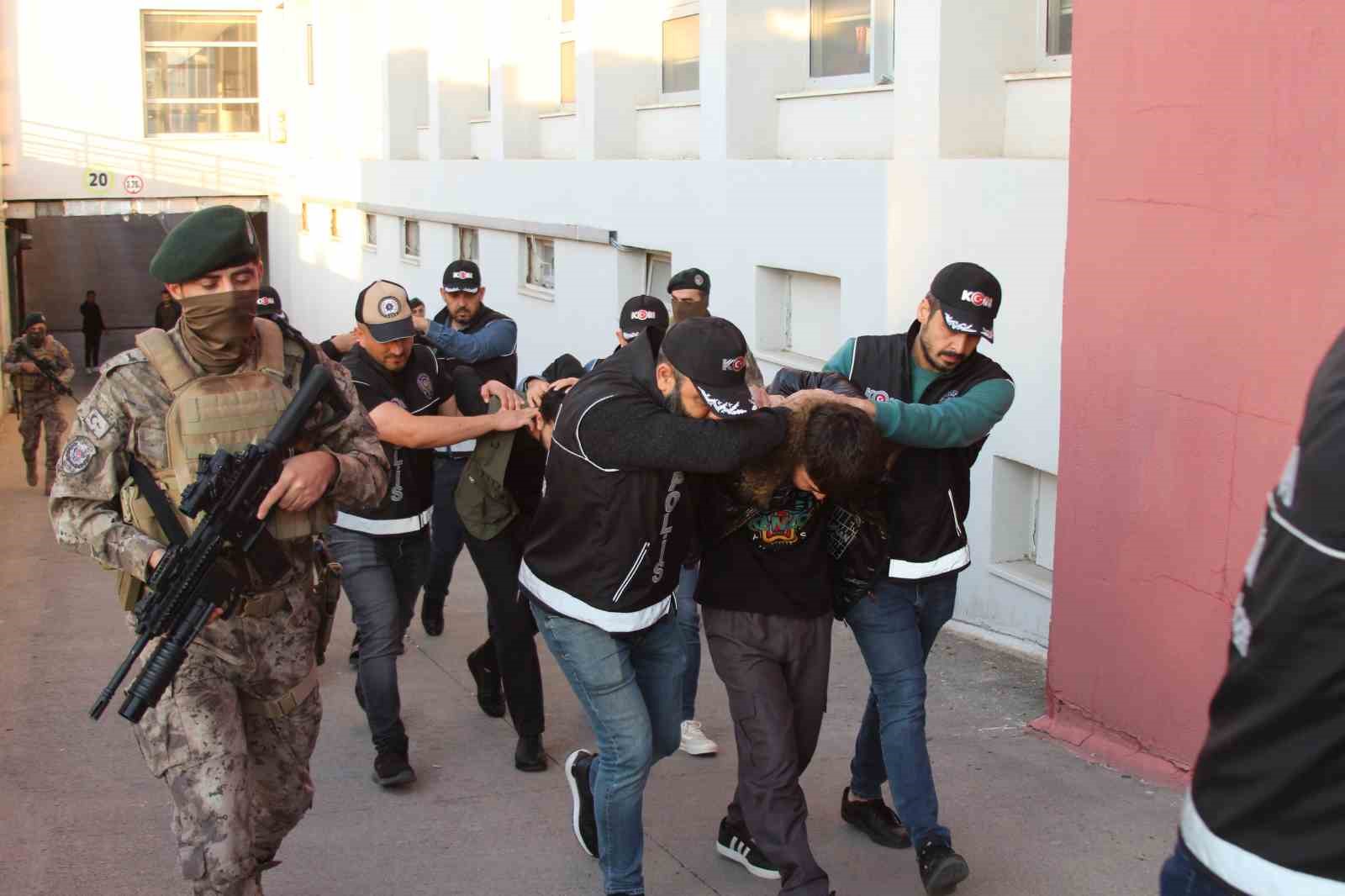 Yurtdışına kaçacaklardı: ‘Bayğaralar’ çetesinin firarileri ve onlara yardım eden 7 şüpheli tutuklandı 6 yurtdisina kacacaklardi baygaralar cetesinin firarileri ve onlara yardim eden 7 supheli tutuklandi 2 td8CrTq2