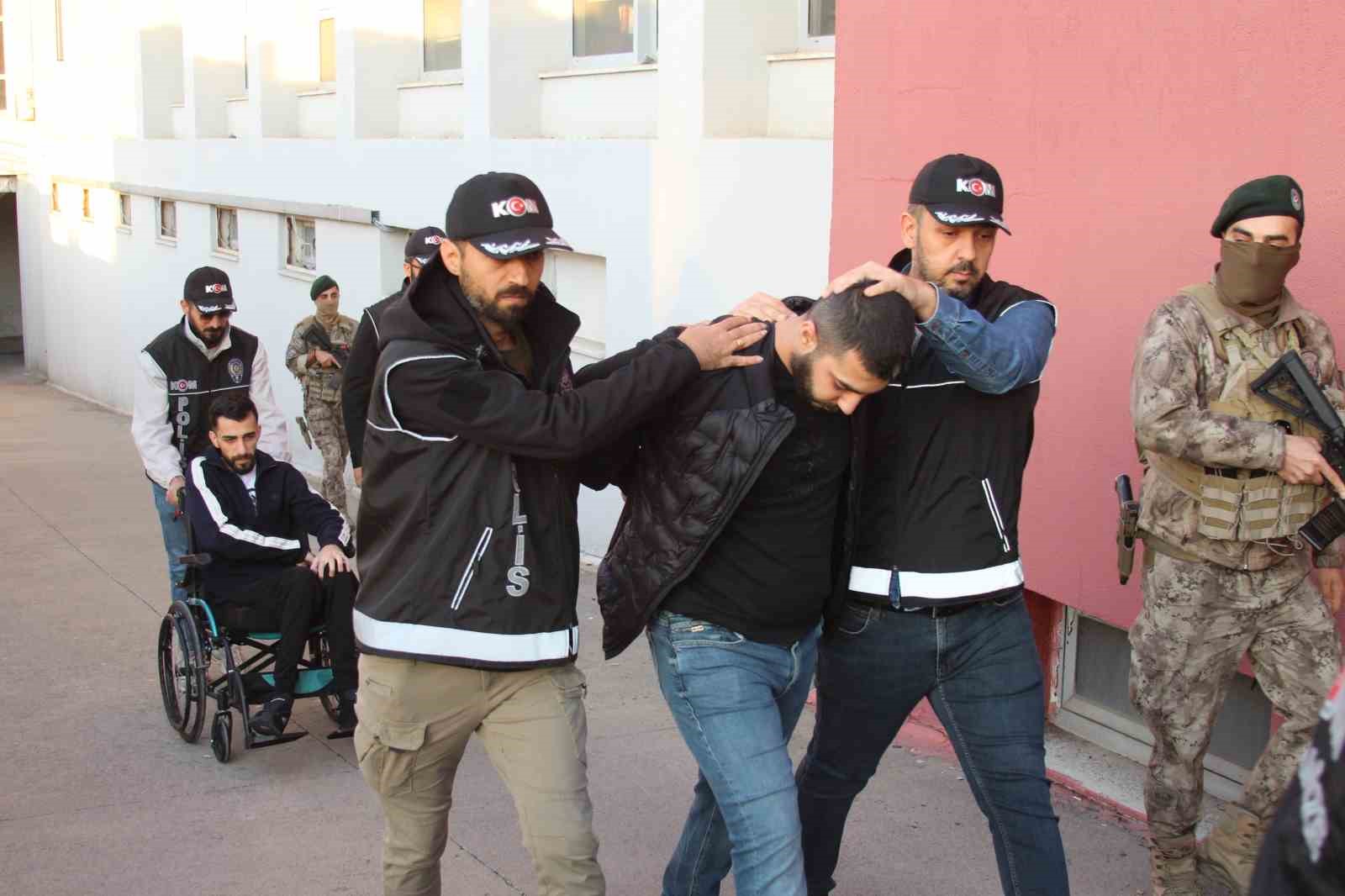 Yurtdışına kaçacaklardı: ‘Bayğaralar’ çetesinin firarileri ve onlara yardım eden 7 şüpheli tutuklandı 7 yurtdisina kacacaklardi baygaralar cetesinin firarileri ve onlara yardim eden 7 supheli tutuklandi 3 4uOaANbp