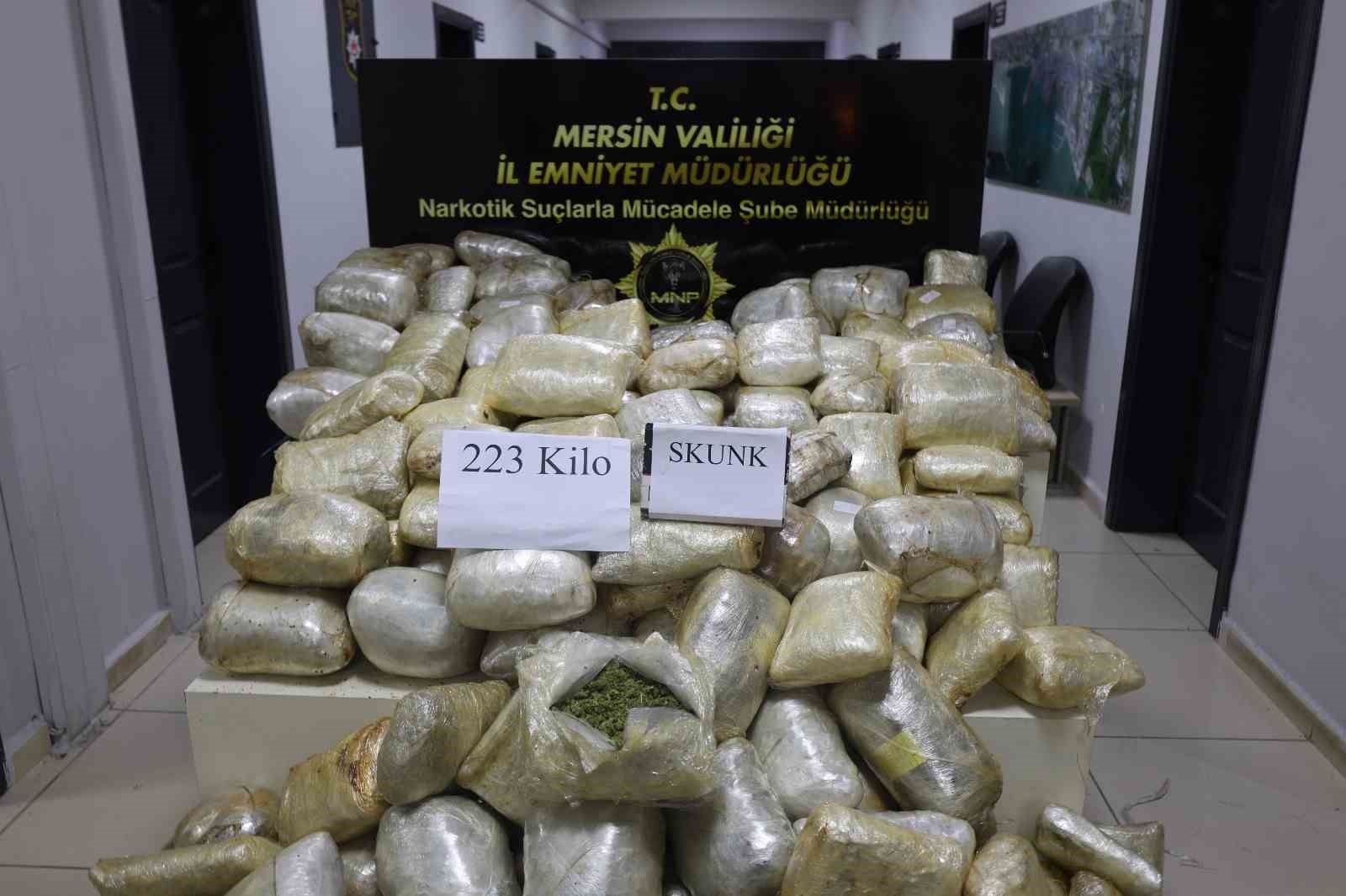 yurtdisindan gelen tirda 223 kilo uyusturucu ele gecirildi 1 tutuklama 1 t8lgrynH