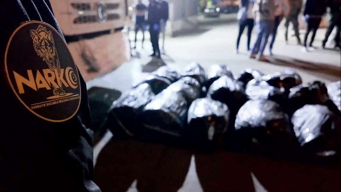 yurtdisindan gelen tirda 223 kilo uyusturucu ele gecirildi 1 tutuklama 4 KIFzGPvG