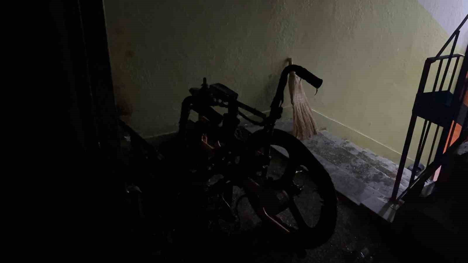 Yürümekte zorluk çeken babasının tekerlekli sandalyesini ateşe verdi 5 yurumekte zorluk ceken babasinin tekerlekli sandalyesini atese verdi 1 mKfQFHGa