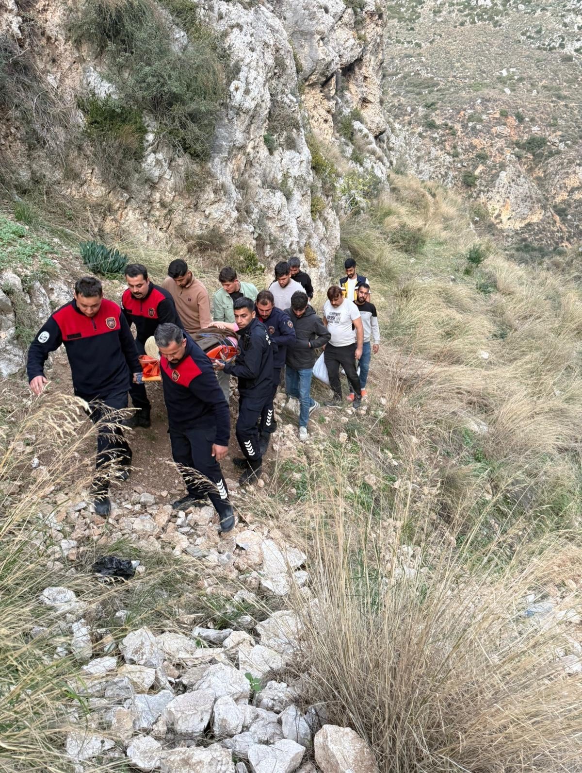 yuruyus esnasinda kayaliklardan dusen sahis yaralandi 1 fJ85Ih2m