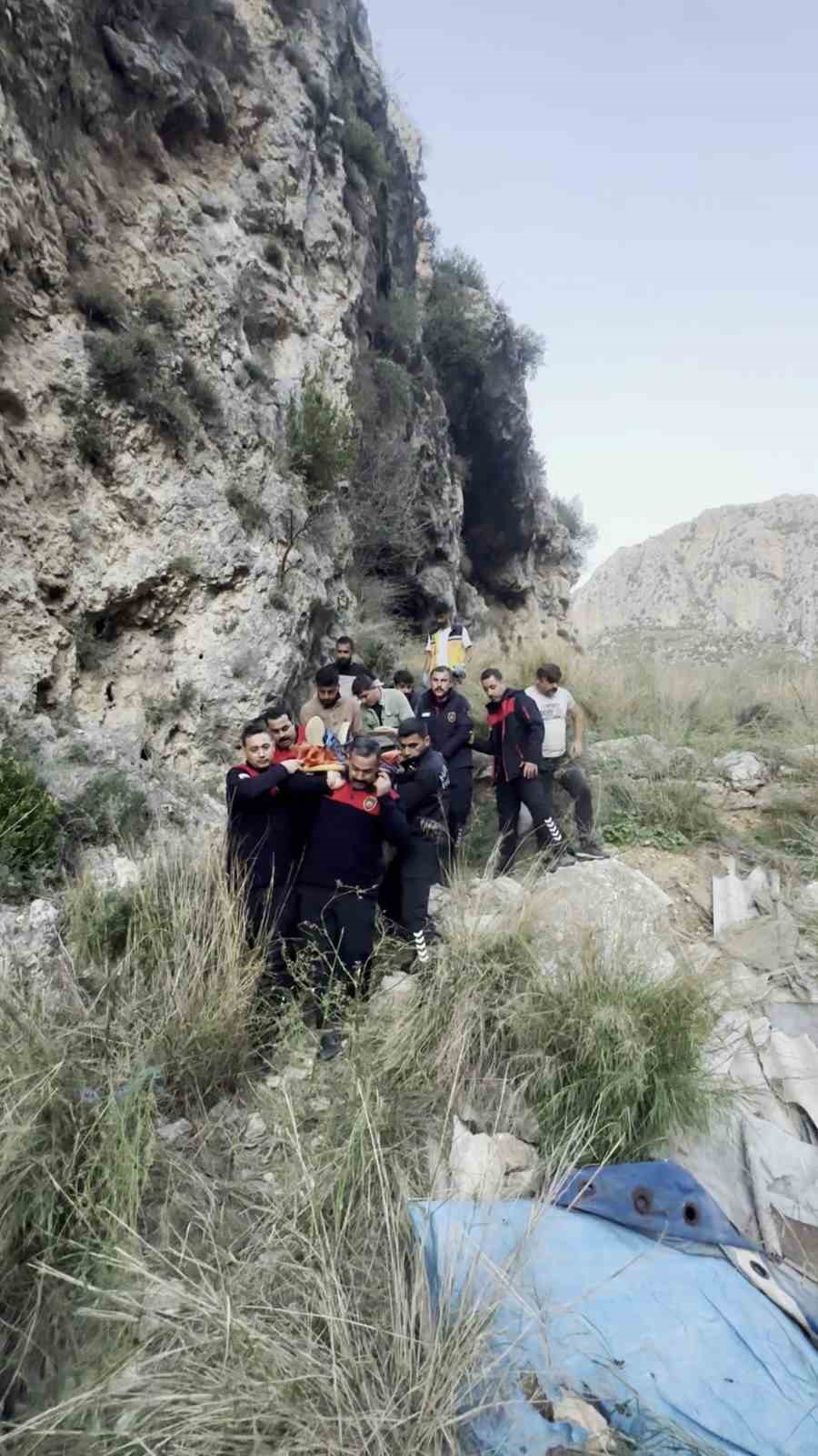yuruyus esnasinda kayaliklardan dusen sahis yaralandi 2 qsBqzM6D