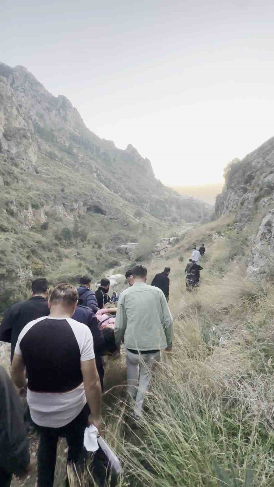 yuruyus esnasinda kayaliklardan dusen sahis yaralandi 3 9qUHvRZc