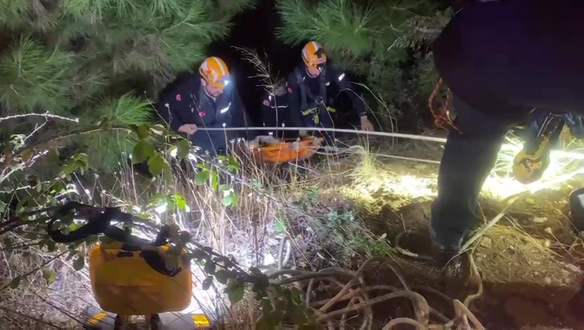 yuruyus esnasinda ucurumdan dusen ukraynali 2 turist kurtarildi 1 qZVfJzHP