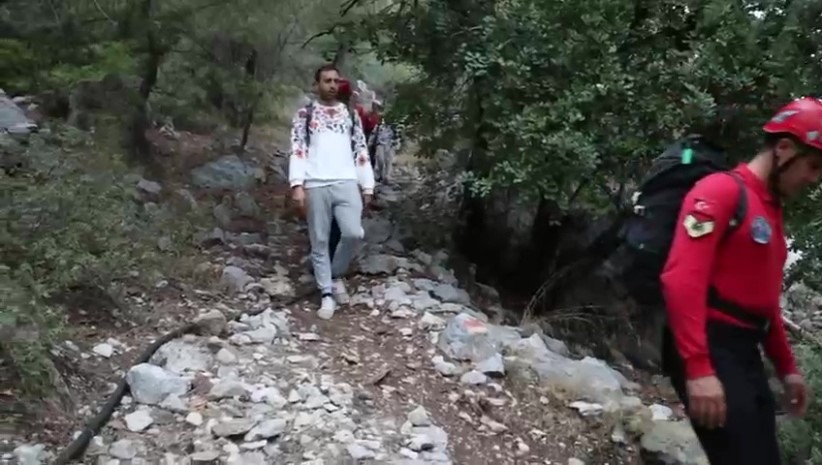 yuruyus sirasinda kaybolan 2 genc 15 saat sonra jak timleri tarafindan bulundu 8 NWX2HSfG