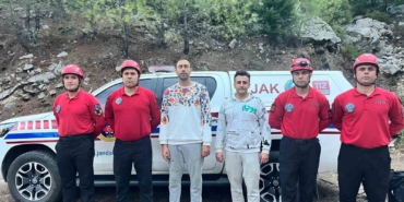 yuruyus-sirasinda-kaybolan-2-genc-15-saat-sonra-jak-timleri-tarafindan-bulundu-DVuQQY2D.jpg