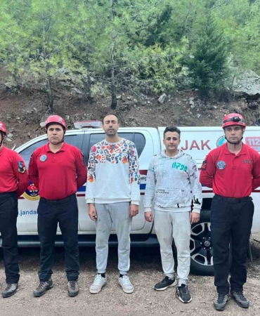 yuruyus-sirasinda-kaybolan-2-genc-15-saat-sonra-jak-timleri-tarafindan-bulundu-DVuQQY2D.jpg