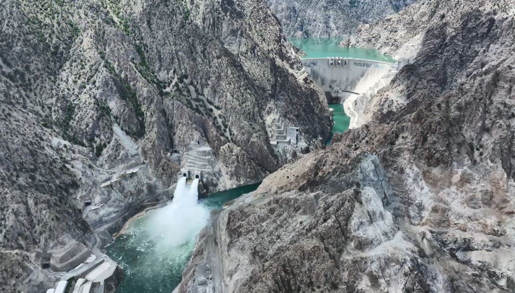 Yusufeli Barajı’nda kapaklar açıldı, gökkuşağı görüntüsü hayran bıraktı 6 yusufeli barajinda kapaklar acildi gokkusagi goruntusu hayran birakti 2 QWZQU7m4
