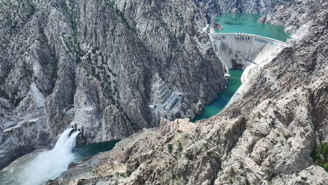 Yusufeli Barajı’nda kapaklar açıldı, gökkuşağı görüntüsü hayran bıraktı 7 yusufeli barajinda kapaklar acildi gokkusagi goruntusu hayran birakti 3 Rie67n9j