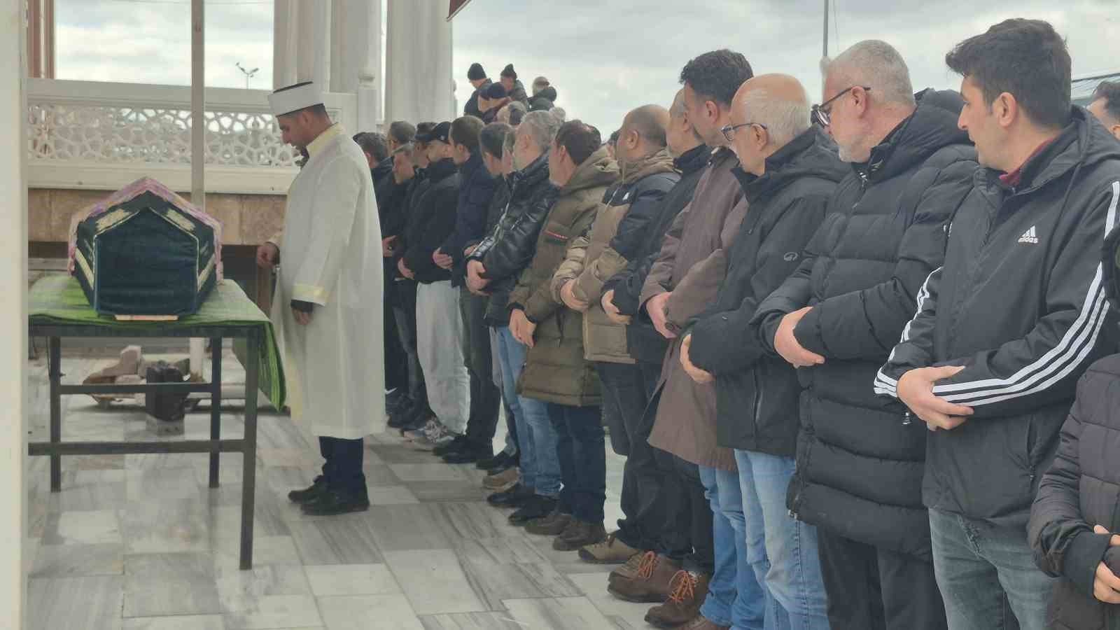 Yüz gerdirme ameliyatı sonrası hayatını kaybeden Sibel Yiyin, son yolculuğuna uğurlandı 4 yuz gerdirme ameliyati sonrasi hayatini kaybeden sibel yiyin son yolculuguna ugurlandi 0 FO8RSTBZ