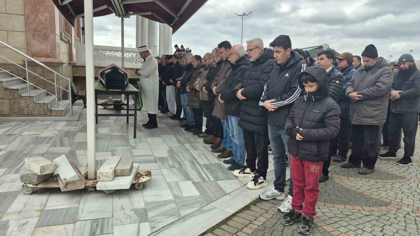 Yüz gerdirme ameliyatı sonrası hayatını kaybeden Sibel Yiyin, son yolculuğuna uğurlandı 5 yuz gerdirme ameliyati sonrasi hayatini kaybeden sibel yiyin son yolculuguna ugurlandi 1 VrTrGzYZ