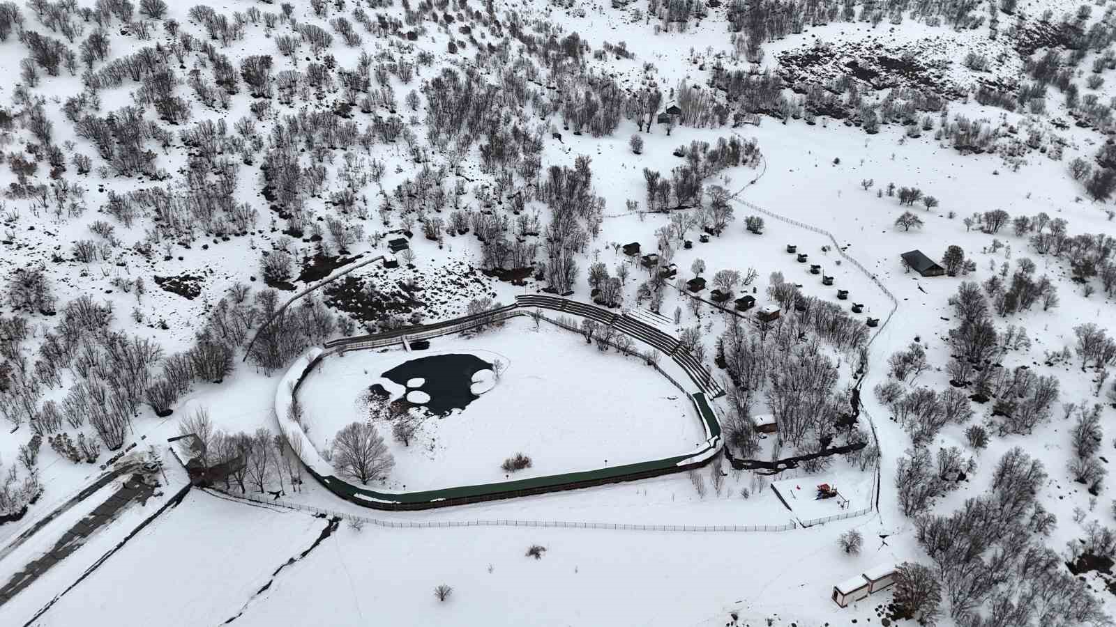 yuzen adalar karla kaplandi beyaz ortu havadan goruntulendi 1
