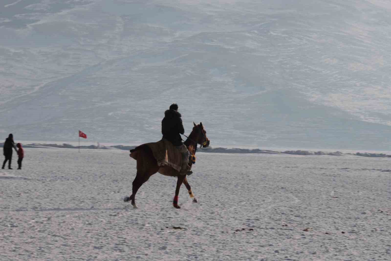 yuzeyi buz tutan cildir golu misafirlerini agirlamaya basladi 2 X9pSeCIZ