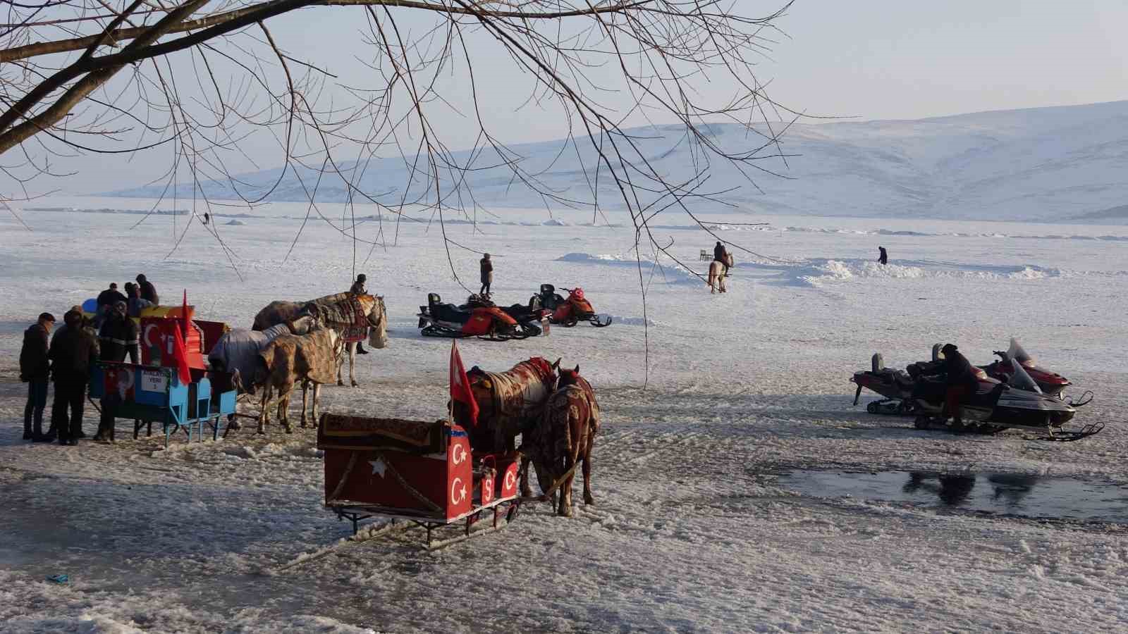 yuzeyi buz tutan cildir golu misafirlerini agirlamaya basladi 9 MpYac63A