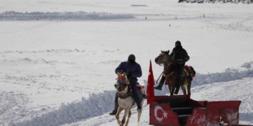 yuzeyi-buz-tutan-cildir-golu-misafirlerini-agirlamaya-basladi-jB56CutG.jpg