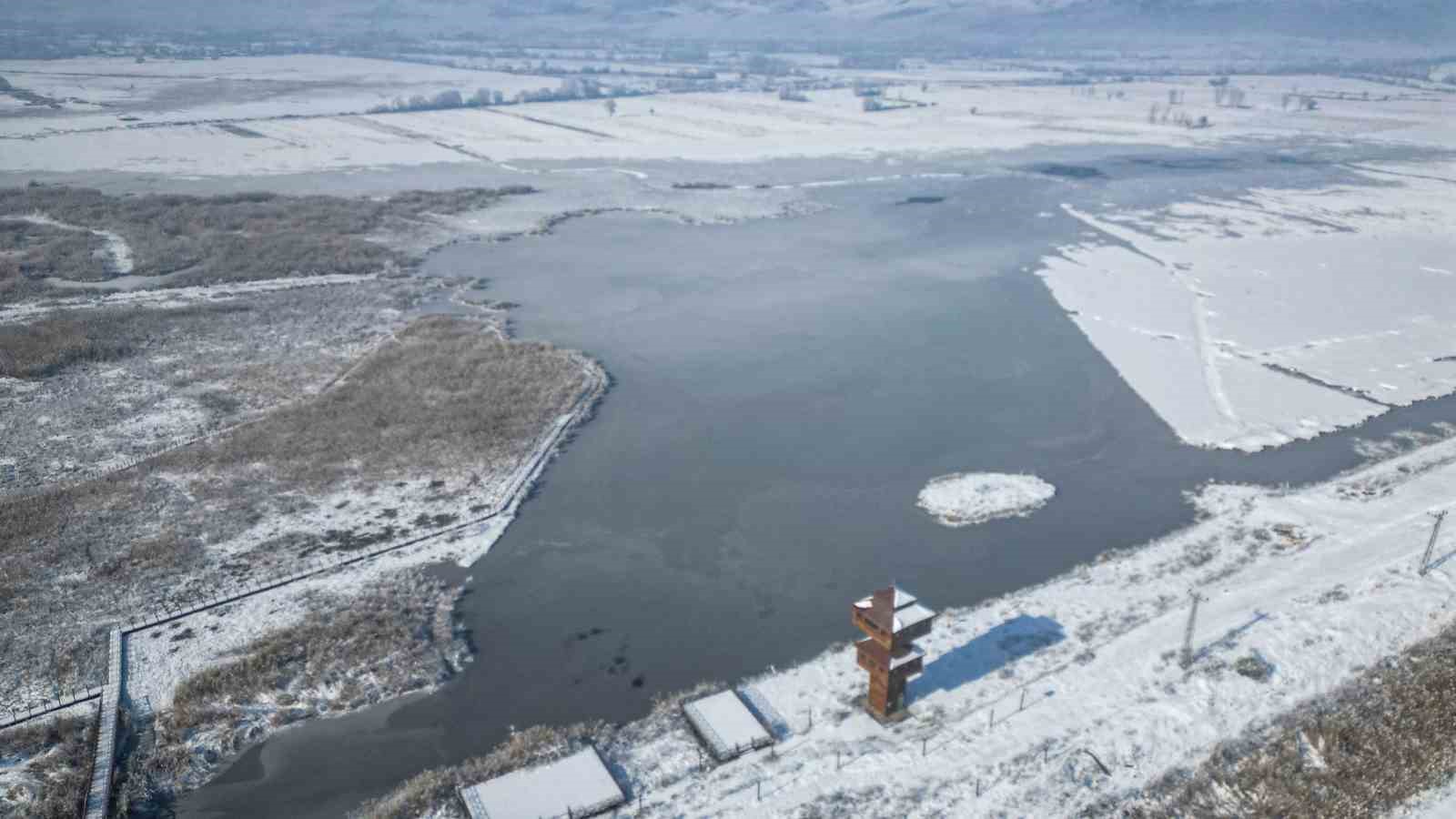 yuzeyi buz tutan kaz golu kis manzarasi ile mest etti 2 lvzeHdeY