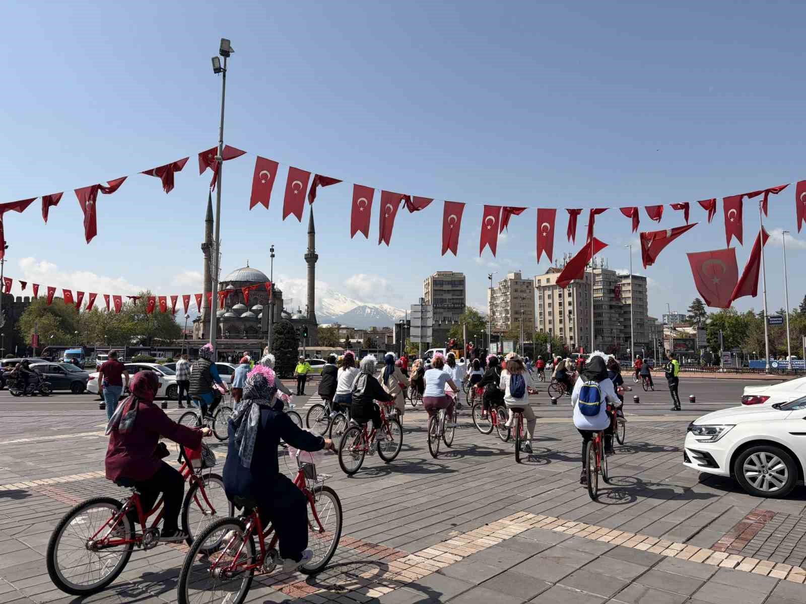 yuzlerce anne anneler gununde pedalladi 3 Zrv23C5c