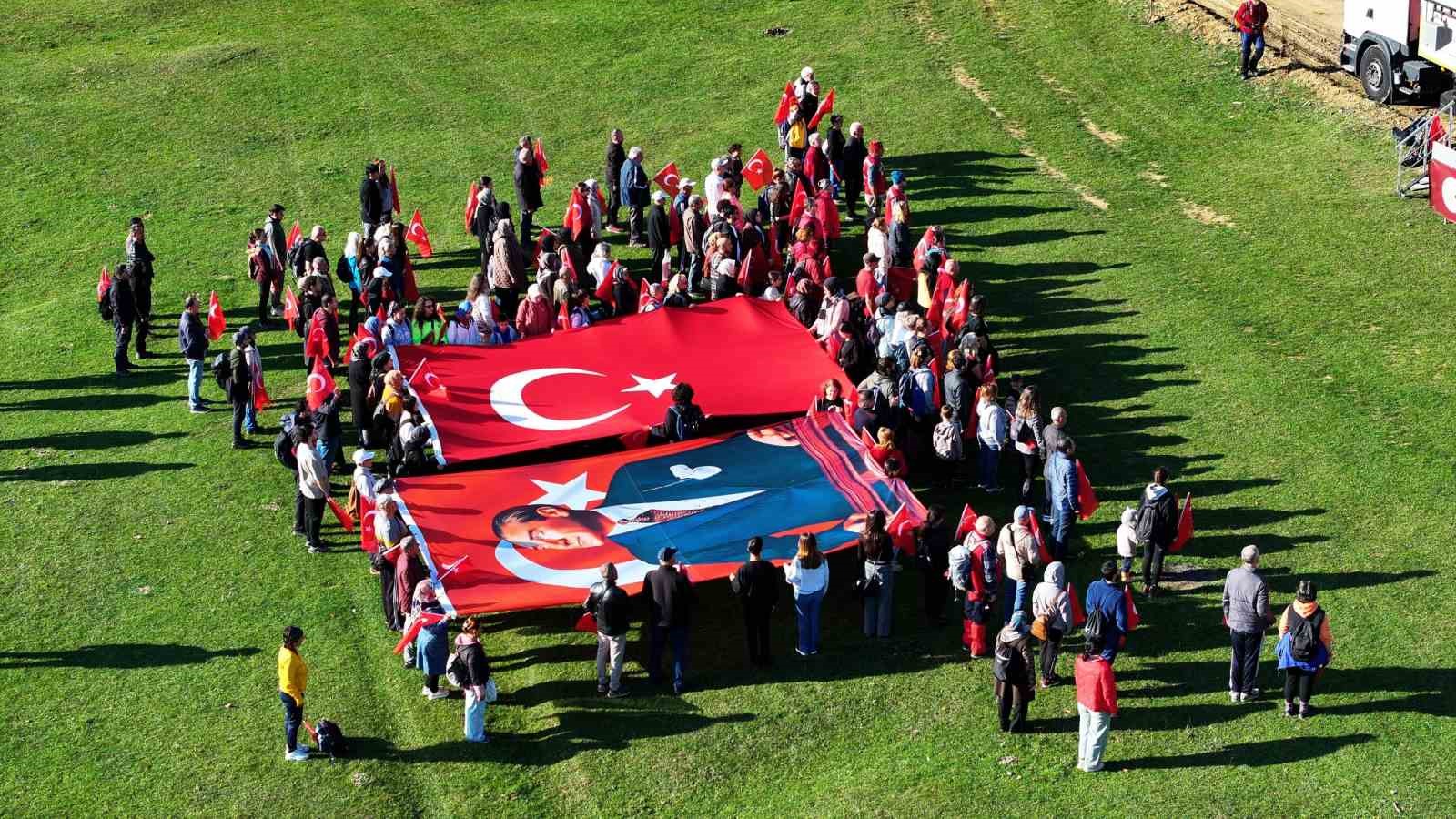 yuzlerce kisi ataturk icin yurudu 0 vQPZ2tmJ