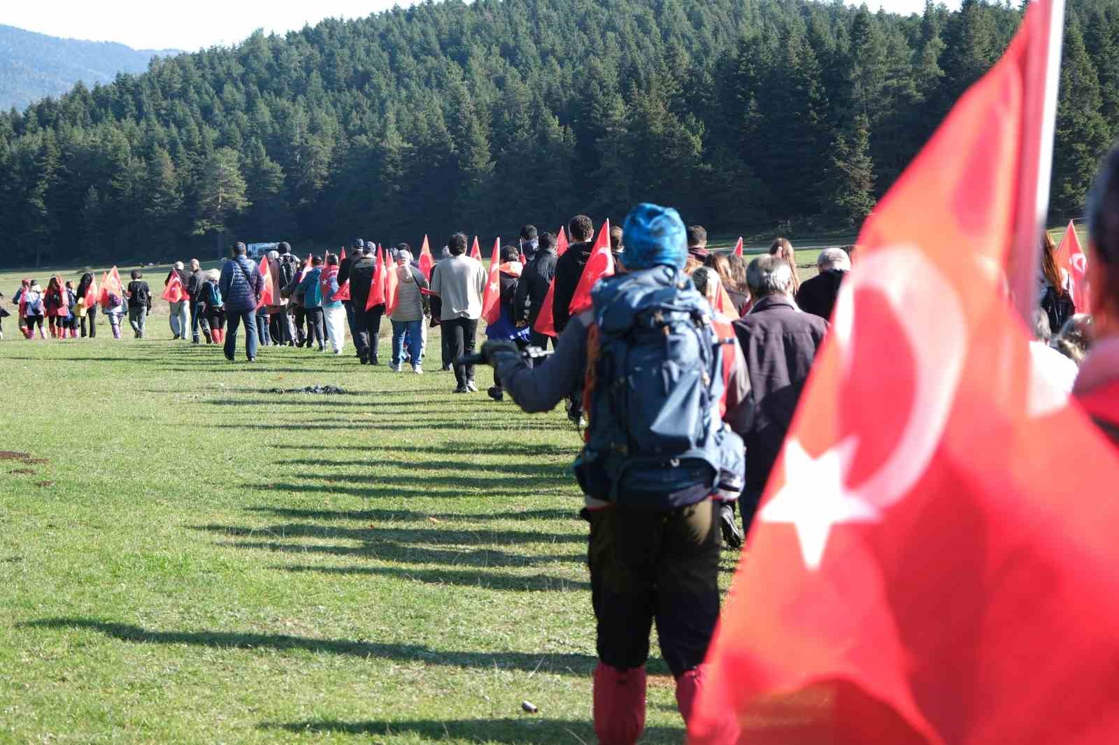 yuzlerce kisi ataturk icin yurudu 3 8ATn9ARl
