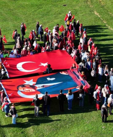 yuzlerce-kisi-ataturk-icin-yurudu-38SR5DwH.jpg