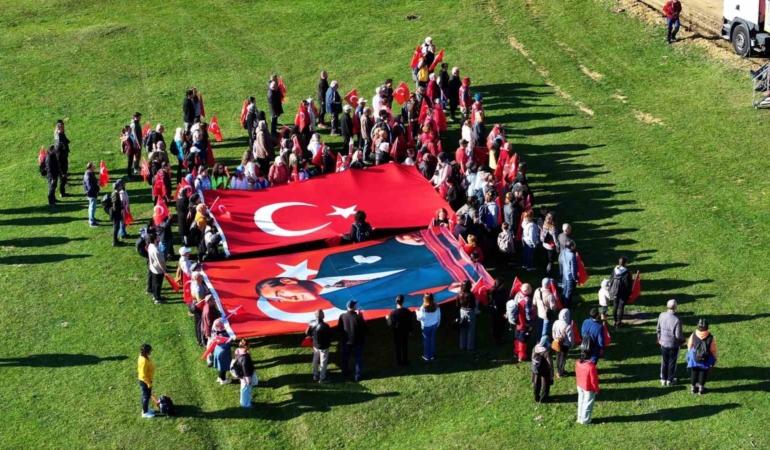 yuzlerce-kisi-ataturk-icin-yurudu-38SR5DwH.jpg