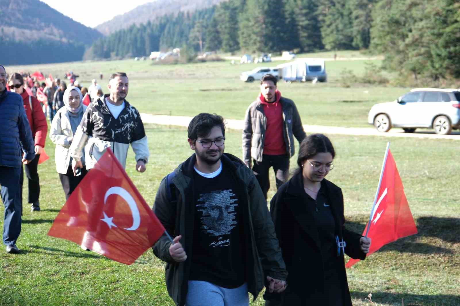 yuzlerce kisi ataturk icin yurudu 4