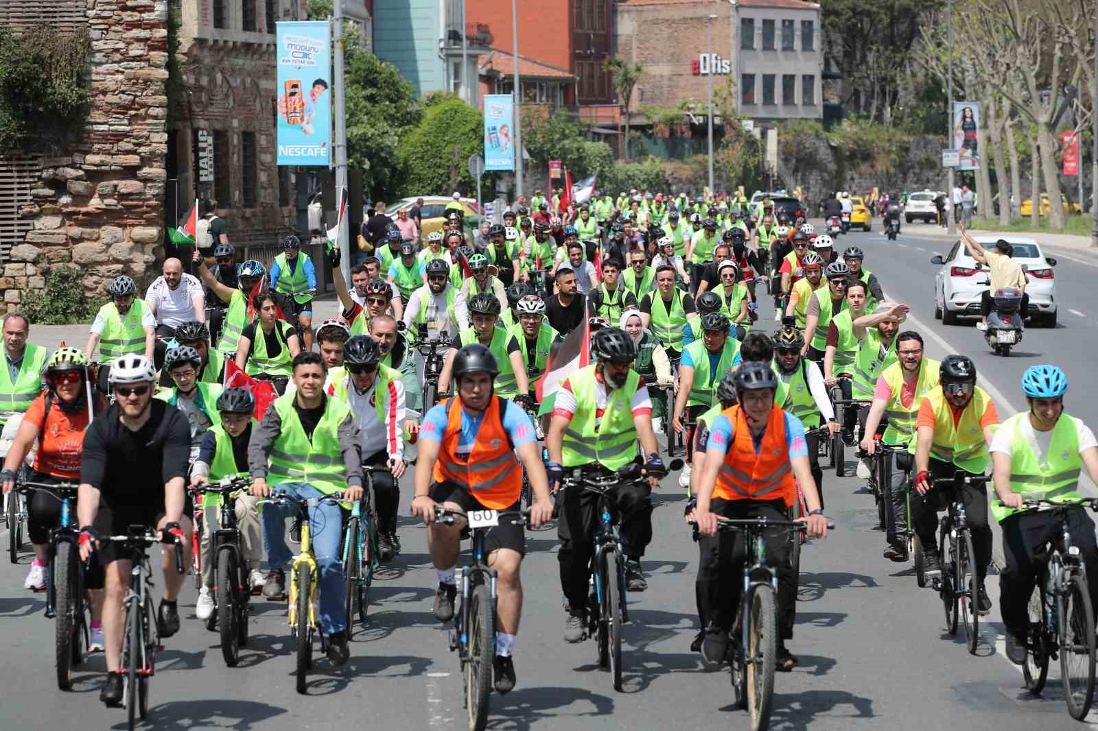yuzlerce kisi sumud filosuna destek icin pedal cevirdi 4 kcGDqsUS