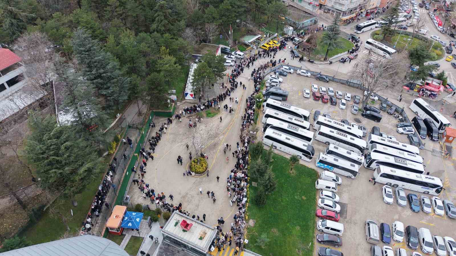 yuzlerce metre kuyruk herkes ayni seyi istiyor 1 Vb9ATIMy