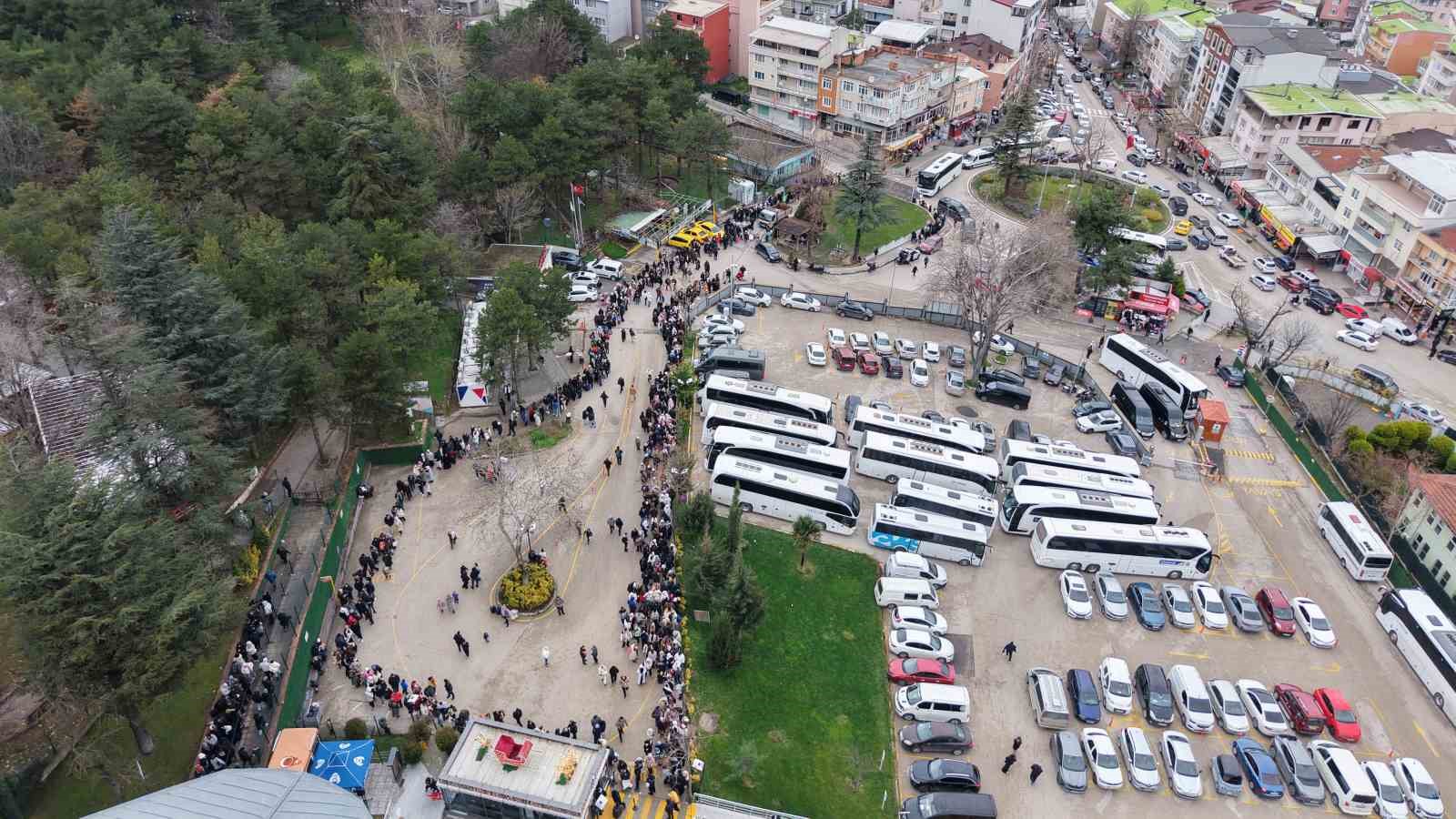 yuzlerce metre kuyruk herkes ayni seyi istiyor 12 DYqcgpra