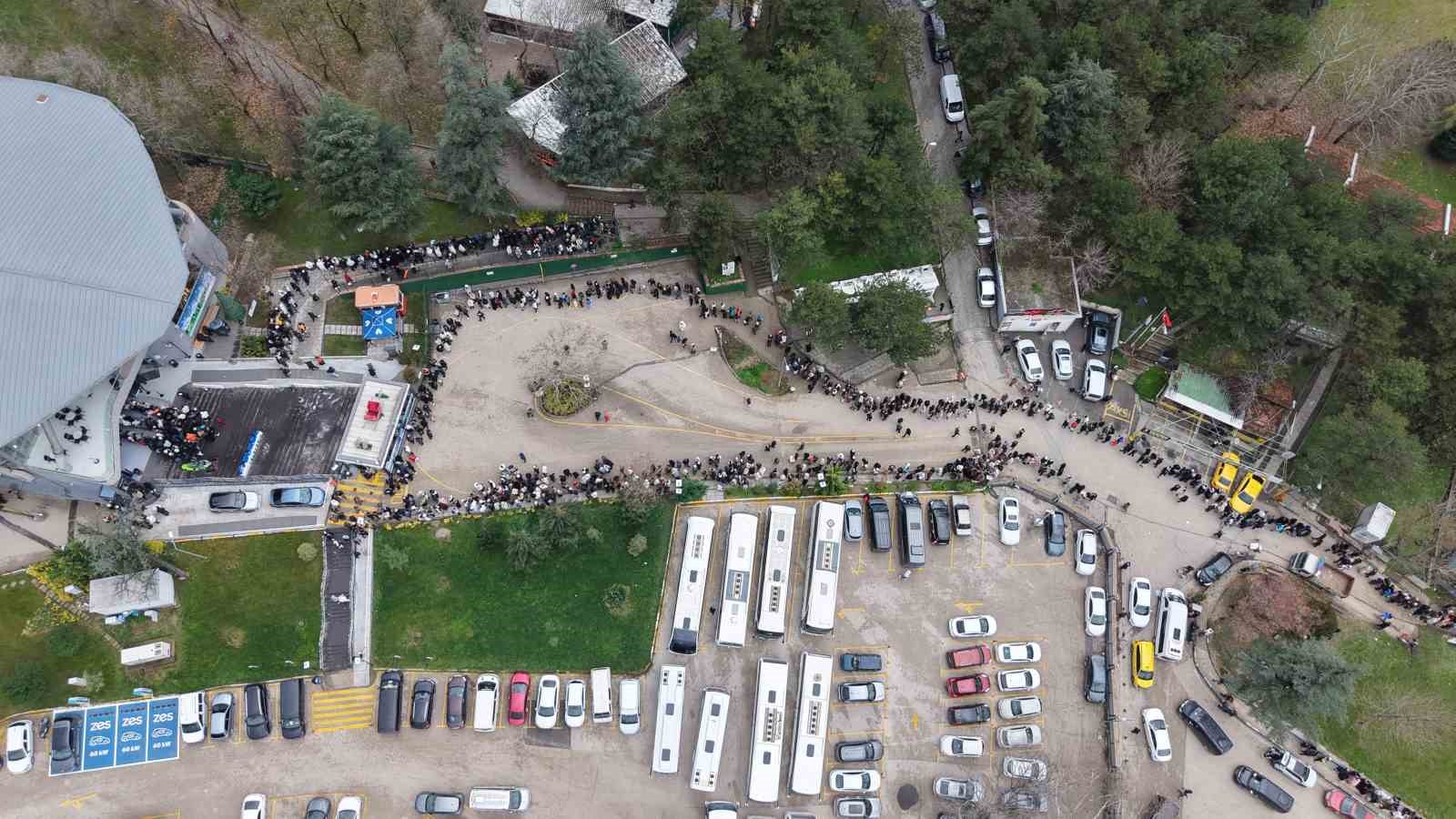 yuzlerce metre kuyruk herkes ayni seyi istiyor 14