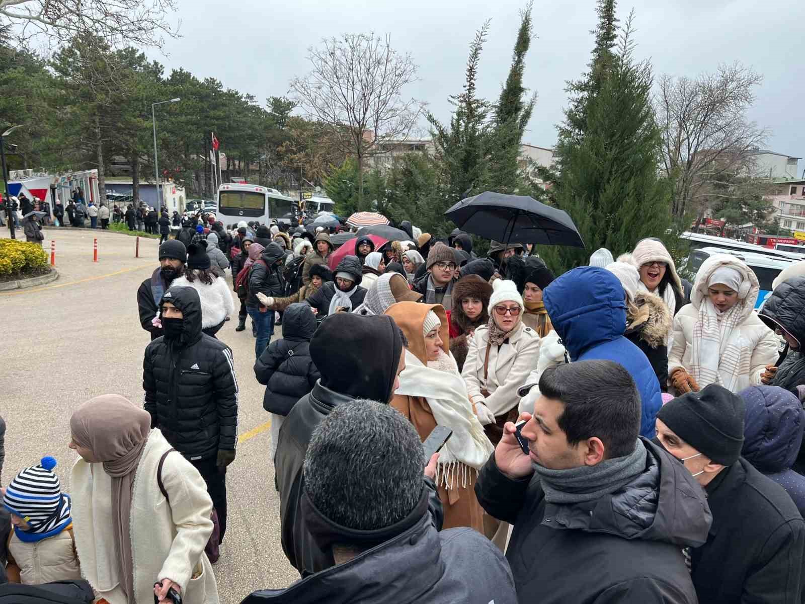 yuzlerce metre kuyruk herkes ayni seyi istiyor 9 rY1wrDLv