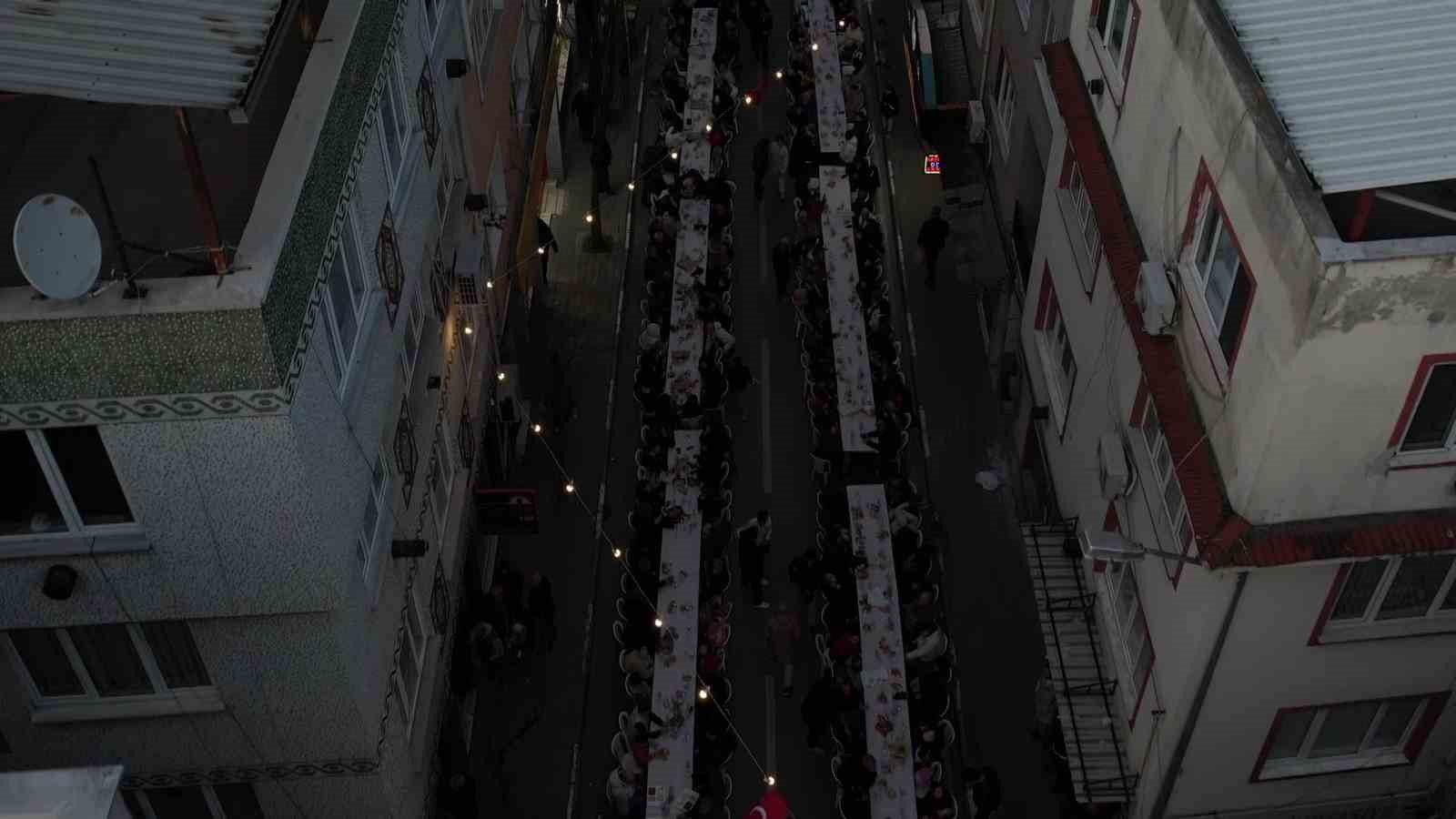 yuzlerce metre uzayan sofrada 4 bin 500 kisi iftar yapti 1 Z73cCKiE