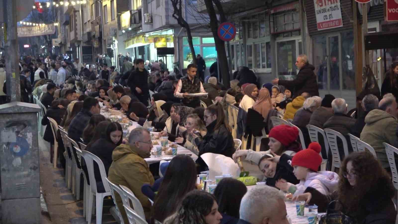 yuzlerce metre uzayan sofrada 4 bin 500 kisi iftar yapti 2 IQXSqGfX