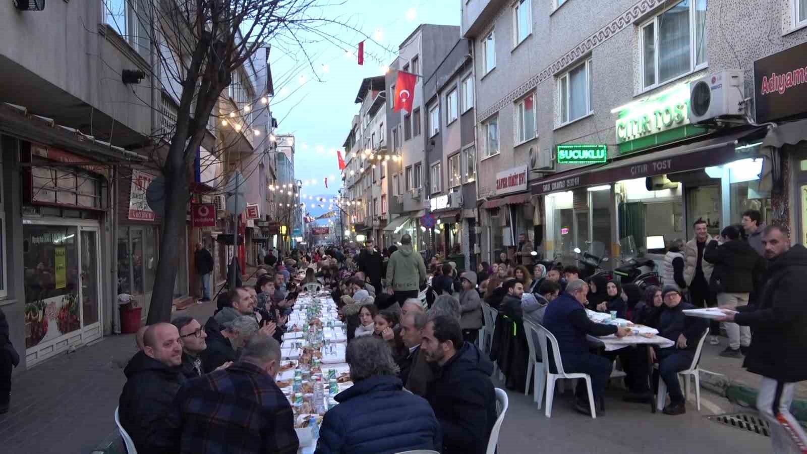 yuzlerce metre uzayan sofrada 4 bin 500 kisi iftar yapti 3 kZENwG7P