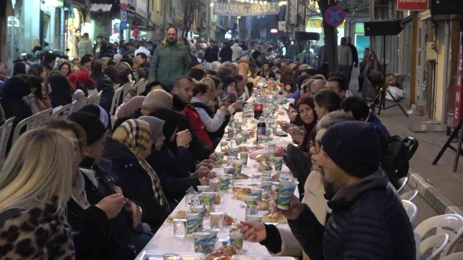 yuzlerce metre uzayan sofrada 4 bin 500 kisi iftar yapti 4 lMXZwAuO