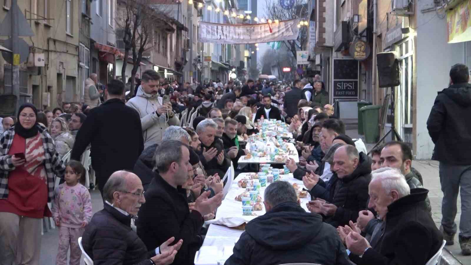 yuzlerce metre uzayan sofrada 4 bin 500 kisi iftar yapti 5 74rz1vCS