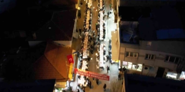yuzlerce-metre-uzayan-sofrada-4-bin-500-kisi-iftar-yapti-yufb8MiP.jpg