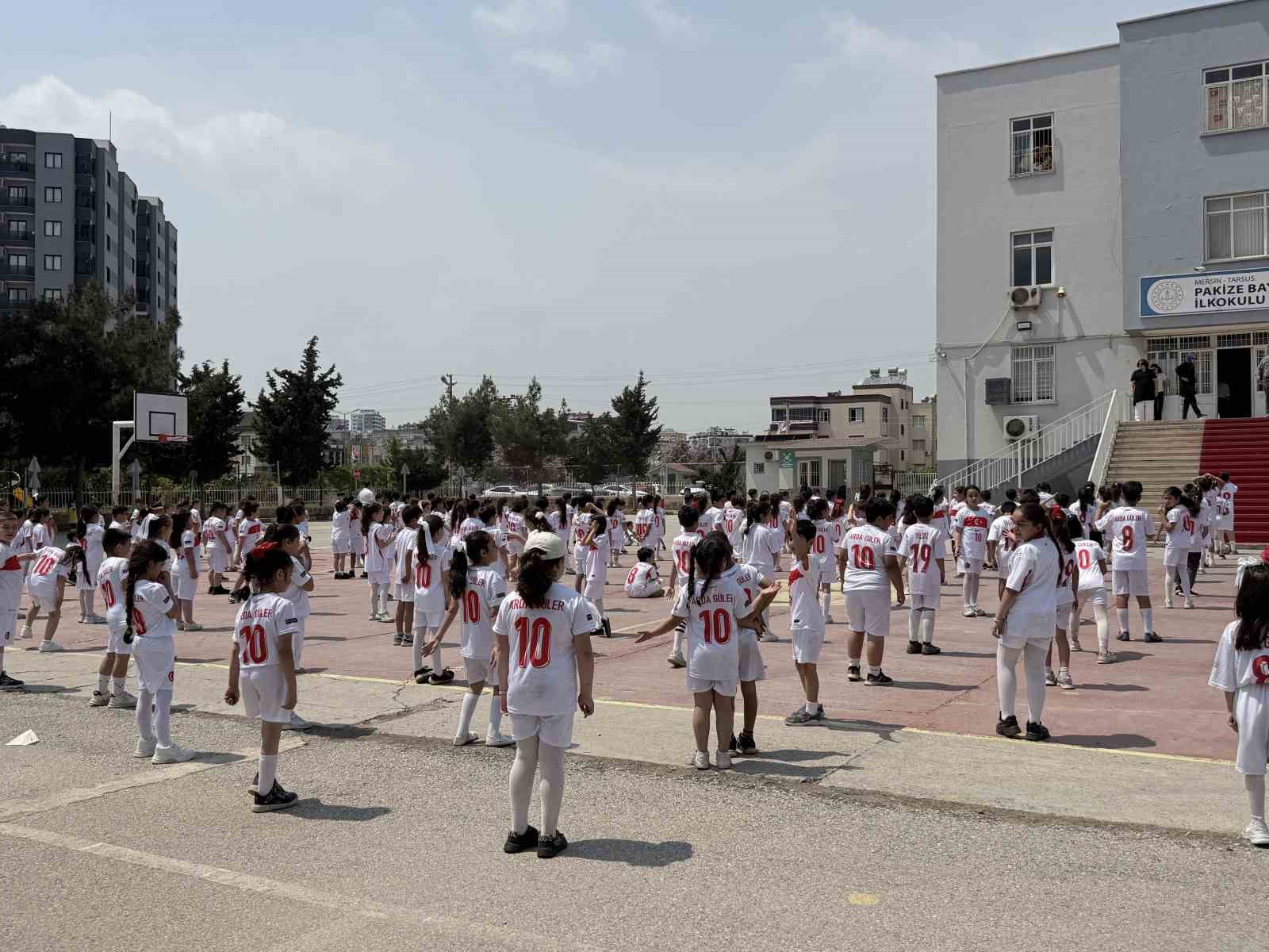 yuzlerce ogrenciden arda gulere 10 numara davet 0 I58bilJQ