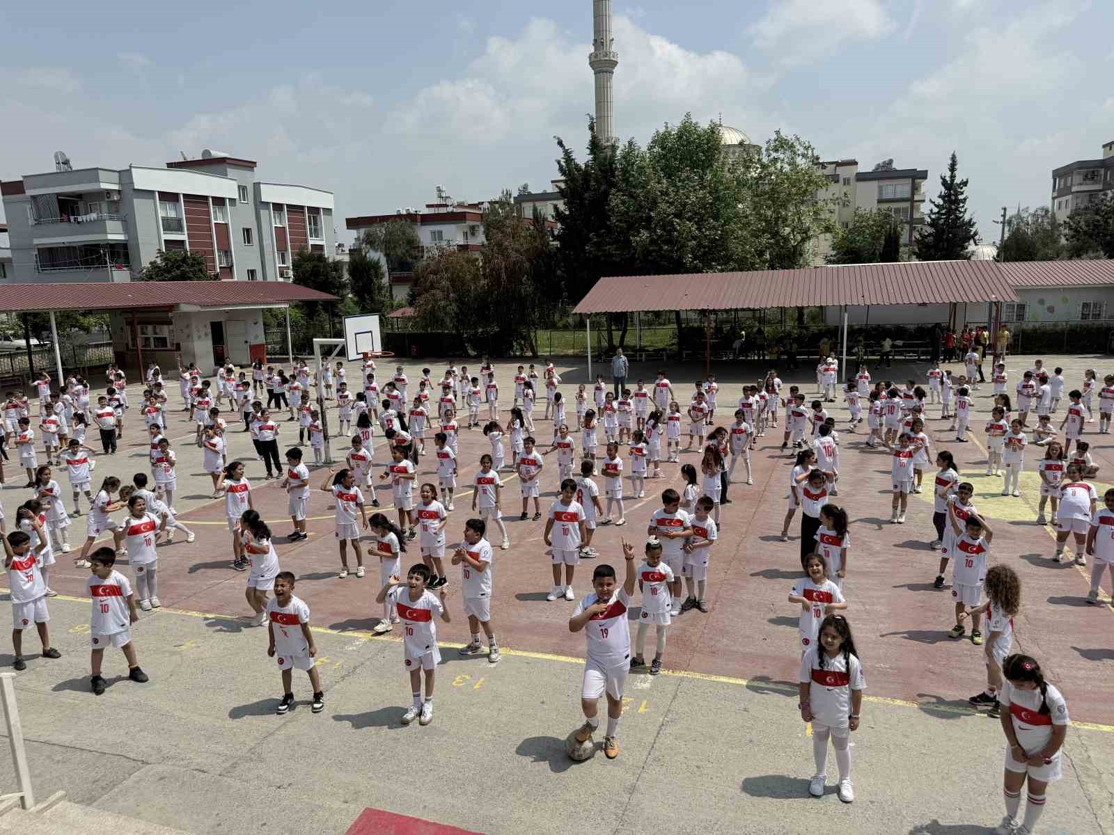 yuzlerce ogrenciden arda gulere 10 numara davet 1 S5ju4Mvw