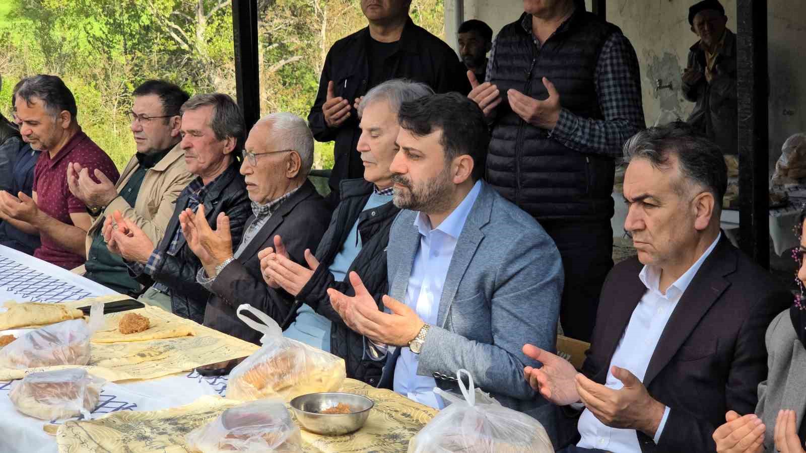 Yüzlerce yıllık bayram geleneği "ziyrat" Ekincik köyünde yaşatılıyor 9 yuzlerce yillik bayram gelenegi ziyrat ekincik koyunde yasatiliyor 5 mI3SJAmS