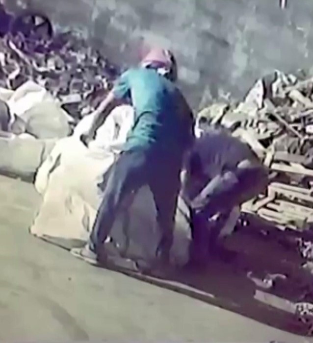 Yüzlerinde maskeyle gelip 250 bin TL’lik bakır çaldılar 4 yuzlerinde maskeyle gelip 250 bin tllik bakir caldilar 0 Y1QwwDCW