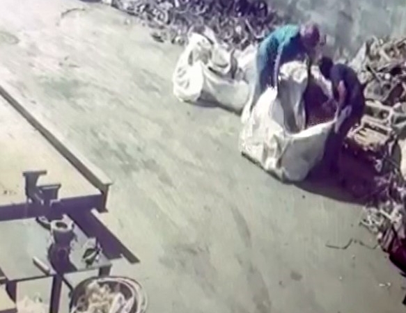 yuzlerinde-maskeyle-gelip-250-bin-tllik-bakir-caldilar-syCCXvY4.jpg