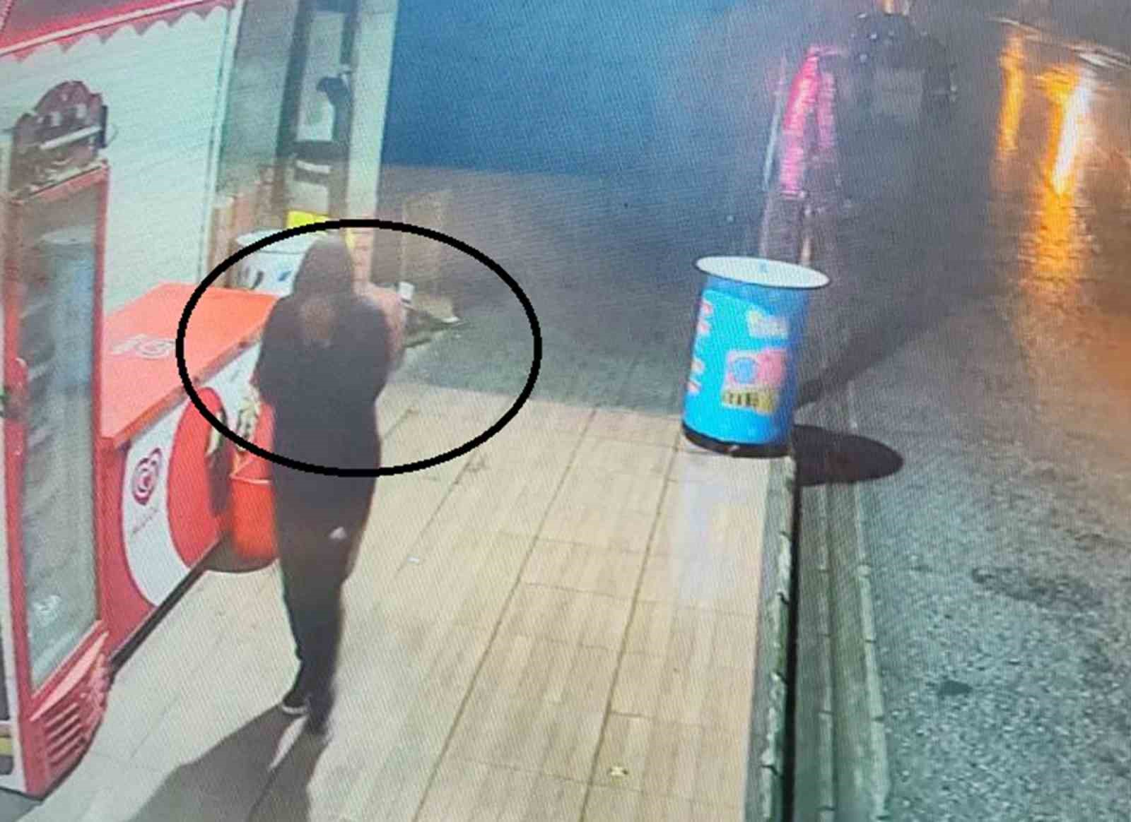 yuzunu eliyle kapatarak bufeden alkol calan hirsiz yakayi ele verdi 0 PSpfX7FU